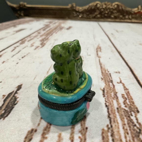 TWO FROGS IN LOVE HINGED TRINKET BOX - Picture 2 of 8